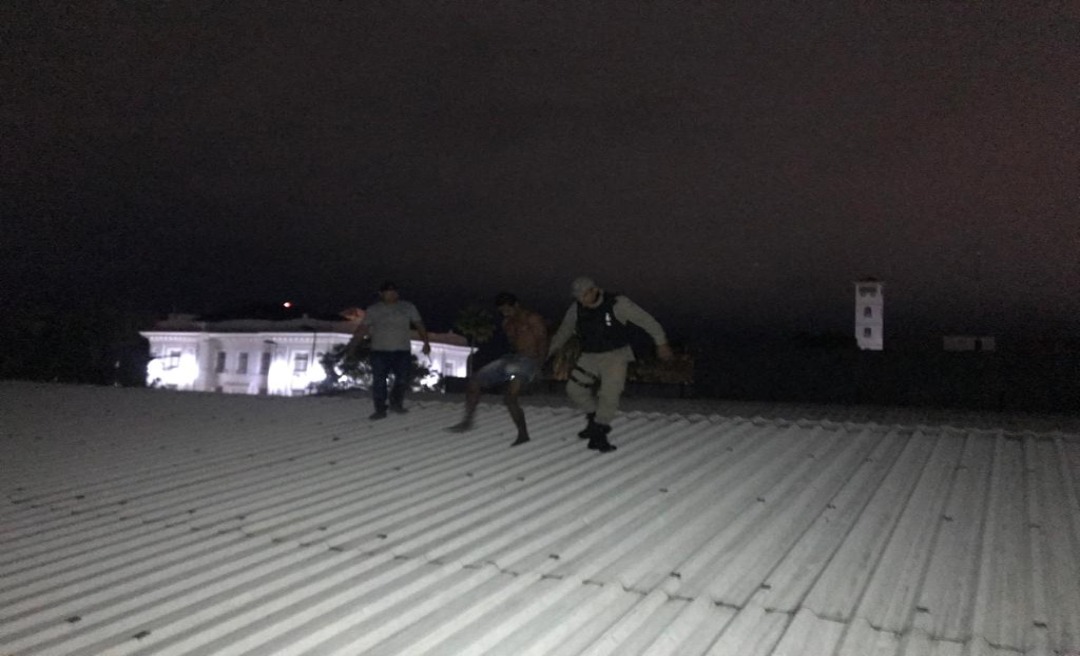 PM prende homem furtando fios de cobre no telhado de loja no Centro de Rio Branco